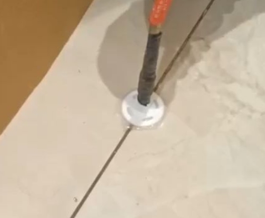 巴青瓷砖空鼓维修公司专业解答瓷砖在铺贴过程中，如果没有涂抹均匀到位的粘结材料（如水泥砂浆或瓷砖胶），可能会导致以下问题